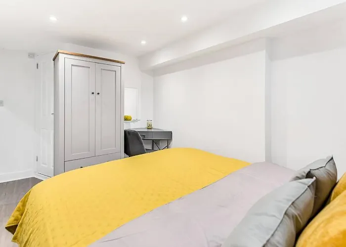 Luxstay Holland Park Apartment With Ac